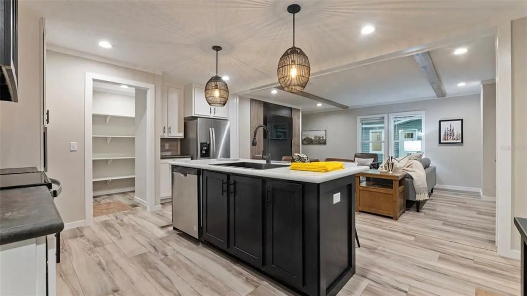 Под контрактом: $284,900 (3 спален, 2 ванн, 1600 Квадратных фут)