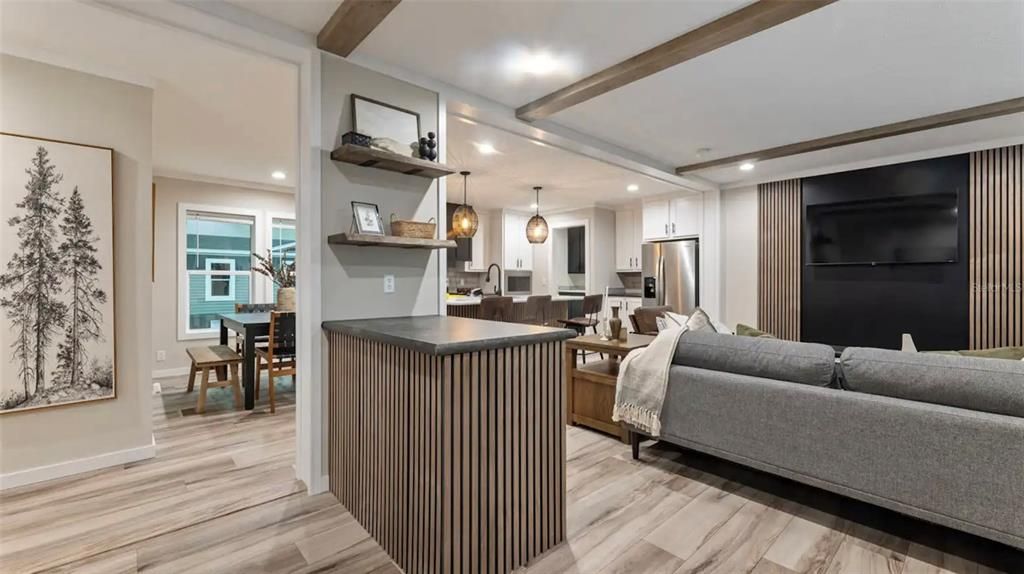 Под контрактом: $284,900 (3 спален, 2 ванн, 1600 Квадратных фут)