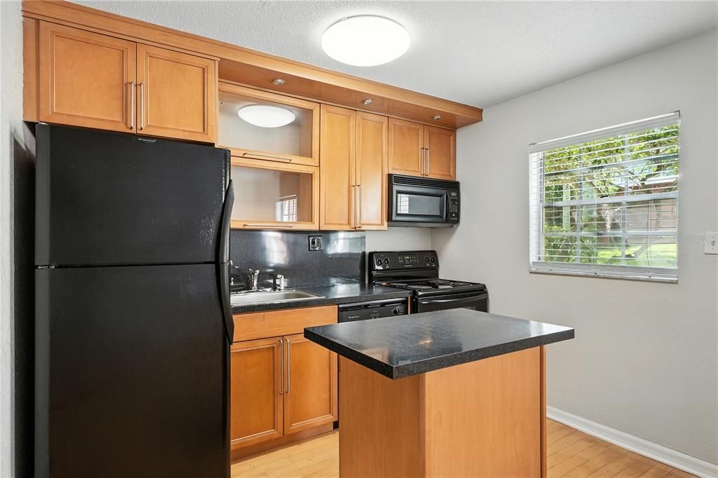 For Sale: $159,900 (1 beds, 1 baths, 550 Square Feet)