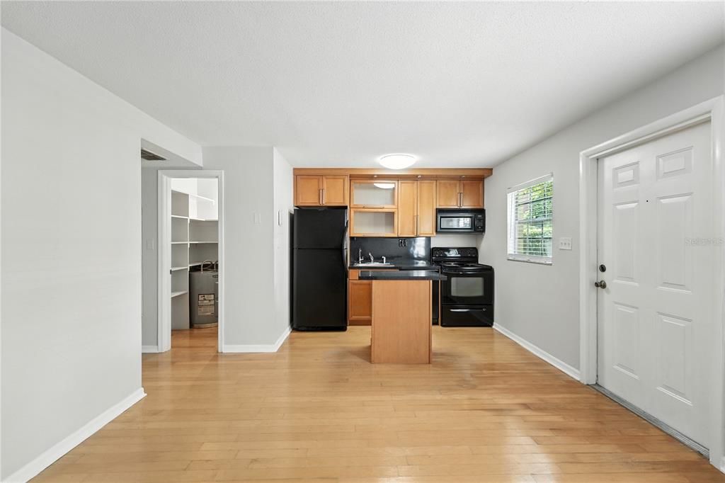 For Sale: $159,900 (1 beds, 1 baths, 550 Square Feet)