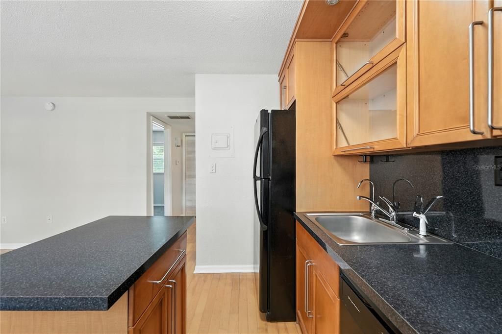 For Sale: $159,900 (1 beds, 1 baths, 550 Square Feet)