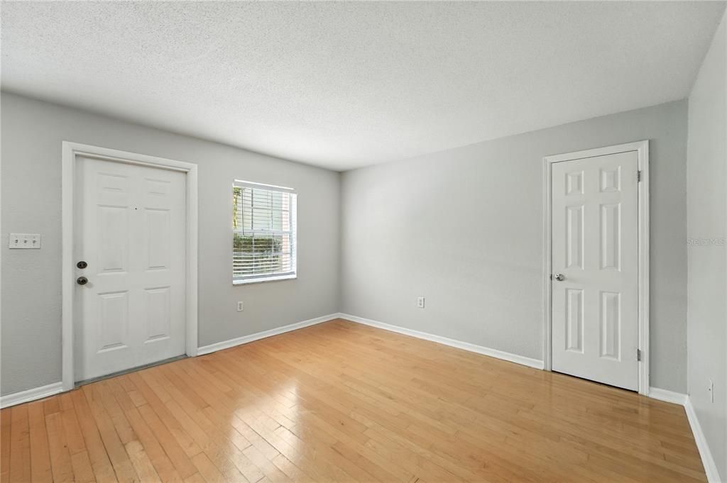 For Sale: $159,900 (1 beds, 1 baths, 550 Square Feet)