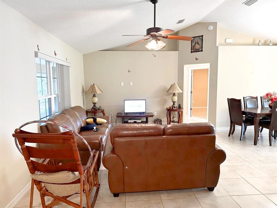 На продажу: $372,500 (3 спален, 2 ванн, 1487 Квадратных фут)