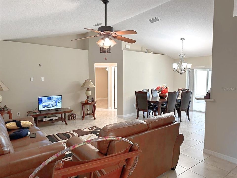 На продажу: $372,500 (3 спален, 2 ванн, 1487 Квадратных фут)