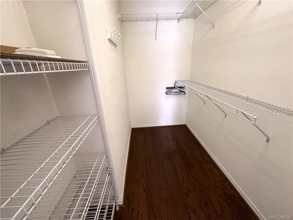 合同活跃: $279,900 (3 贝兹, 2 浴室, 1720 平方英尺)