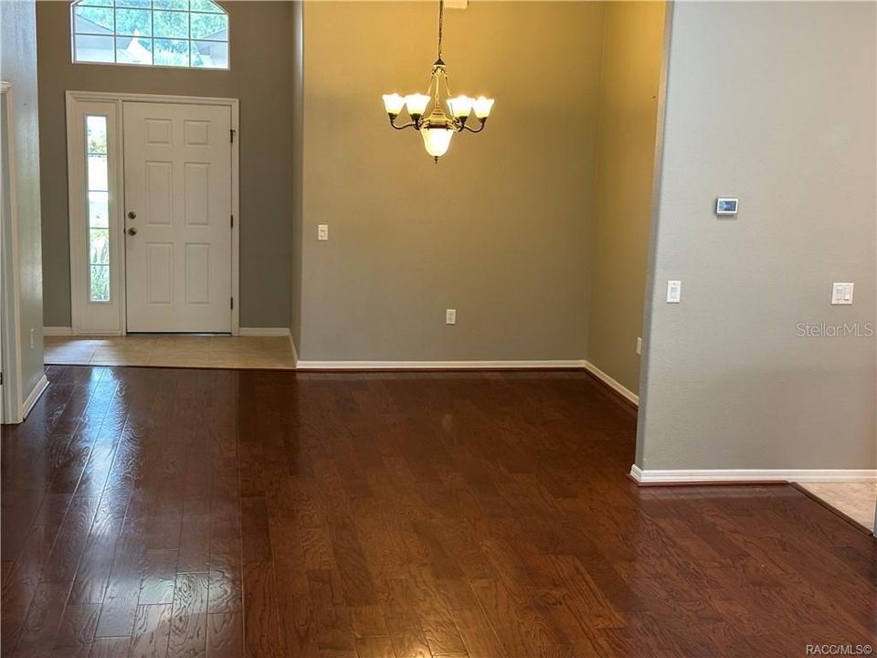 合同活跃: $279,900 (3 贝兹, 2 浴室, 1720 平方英尺)