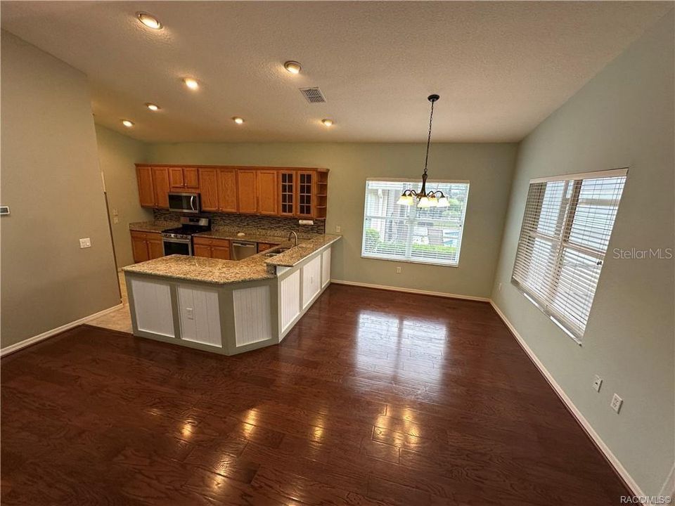 合同活跃: $279,900 (3 贝兹, 2 浴室, 1720 平方英尺)