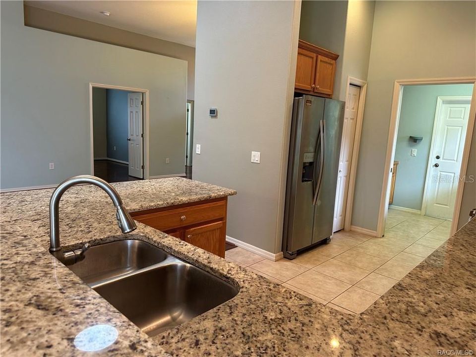 合同活跃: $279,900 (3 贝兹, 2 浴室, 1720 平方英尺)