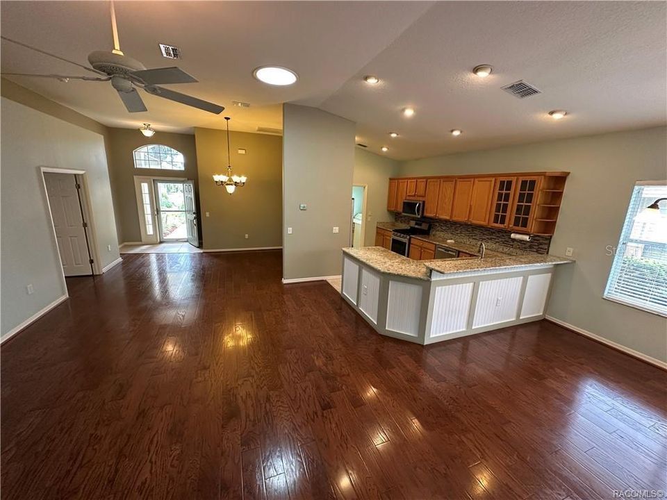 合同活跃: $279,900 (3 贝兹, 2 浴室, 1720 平方英尺)