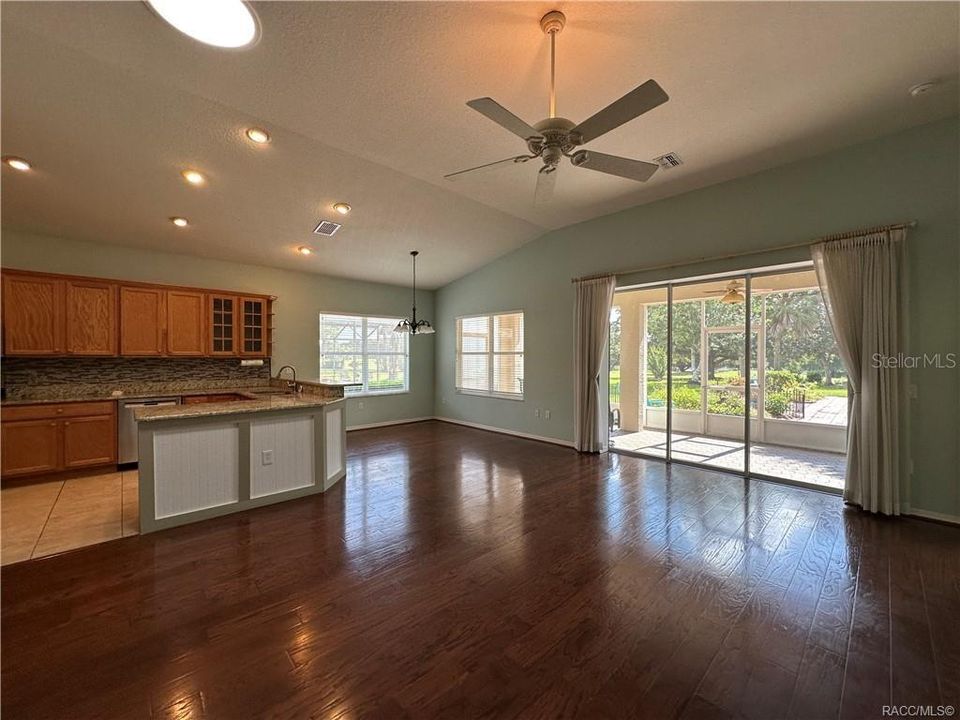 合同活跃: $279,900 (3 贝兹, 2 浴室, 1720 平方英尺)