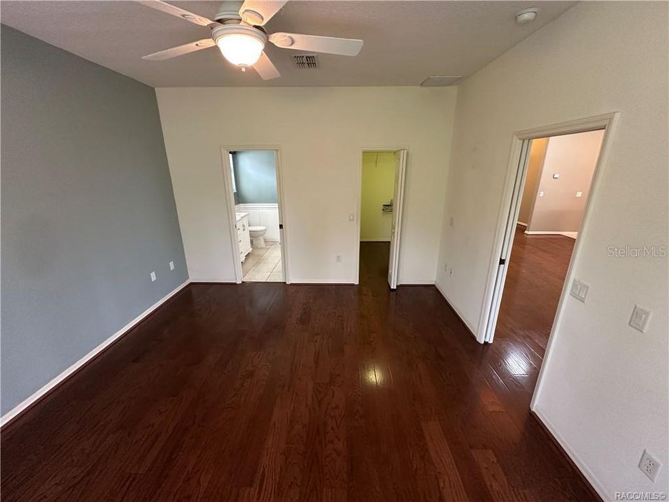 合同活跃: $279,900 (3 贝兹, 2 浴室, 1720 平方英尺)