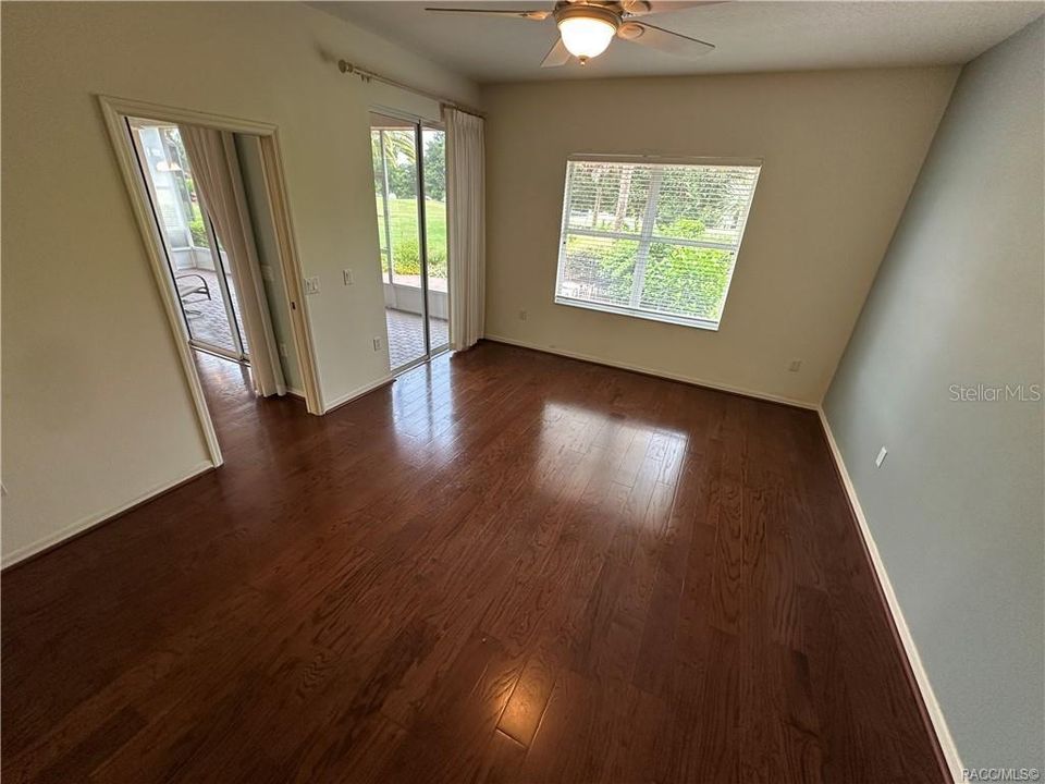 合同活跃: $279,900 (3 贝兹, 2 浴室, 1720 平方英尺)