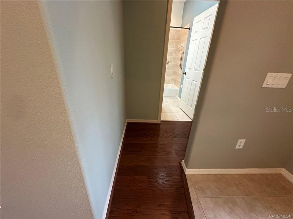 合同活跃: $279,900 (3 贝兹, 2 浴室, 1720 平方英尺)