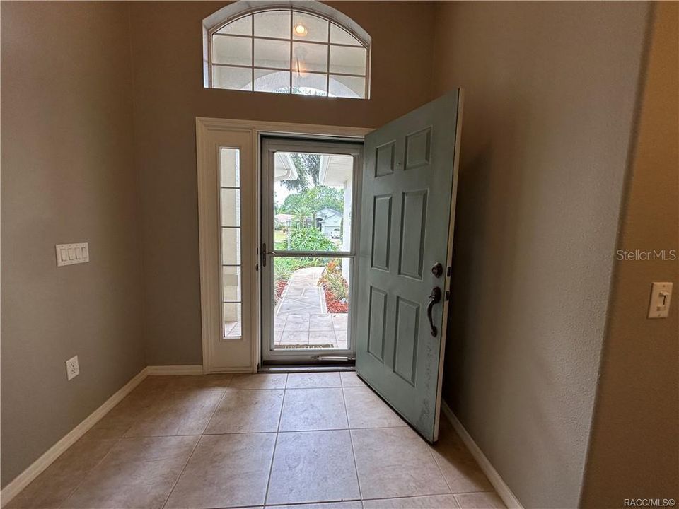 合同活跃: $279,900 (3 贝兹, 2 浴室, 1720 平方英尺)