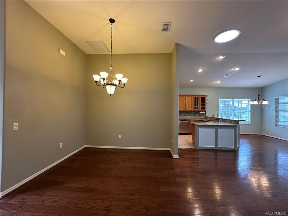 合同活跃: $279,900 (3 贝兹, 2 浴室, 1720 平方英尺)