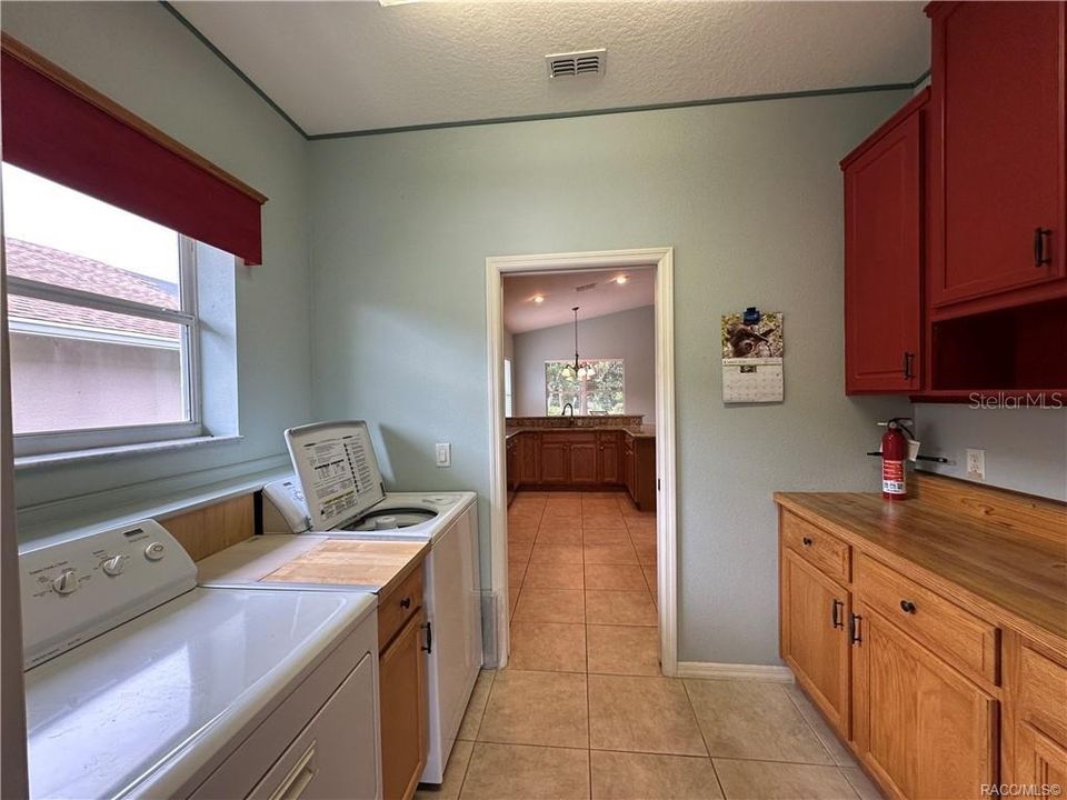 合同活跃: $279,900 (3 贝兹, 2 浴室, 1720 平方英尺)