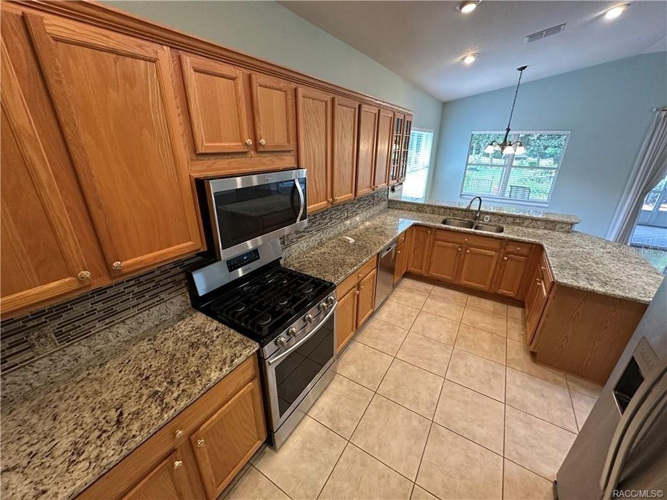 合同活跃: $279,900 (3 贝兹, 2 浴室, 1720 平方英尺)