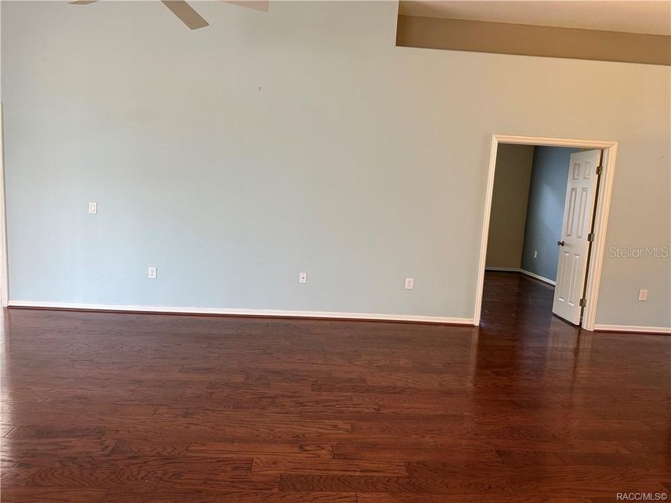 合同活跃: $279,900 (3 贝兹, 2 浴室, 1720 平方英尺)