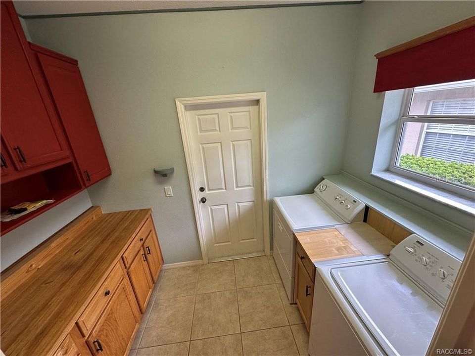 合同活跃: $279,900 (3 贝兹, 2 浴室, 1720 平方英尺)