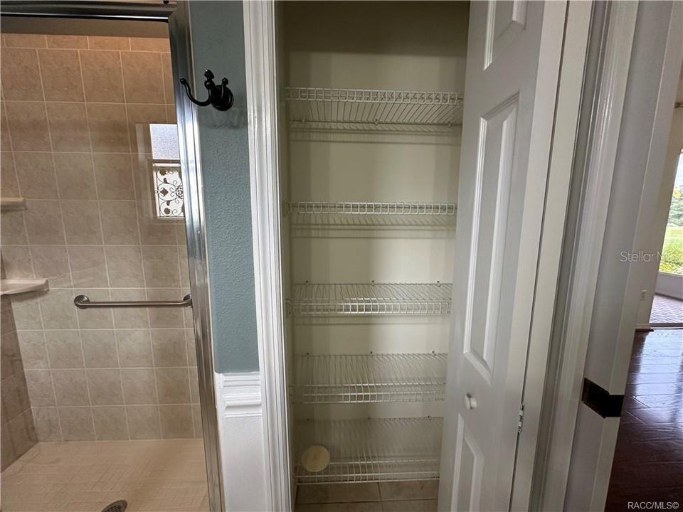 合同活跃: $279,900 (3 贝兹, 2 浴室, 1720 平方英尺)