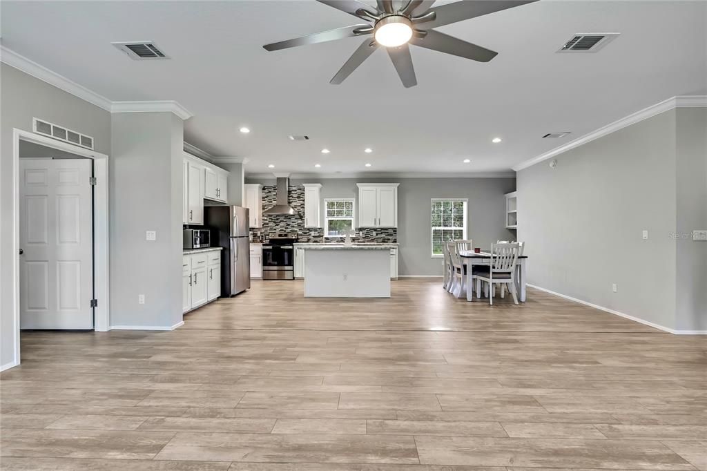 For Sale: $315,900 (3 beds, 2 baths, 1829 Square Feet)