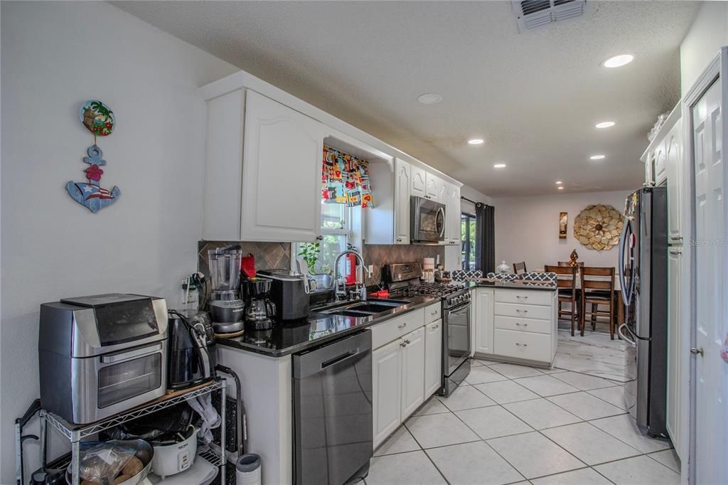 На продажу: $329,000 (3 спален, 2 ванн, 1412 Квадратных фут)