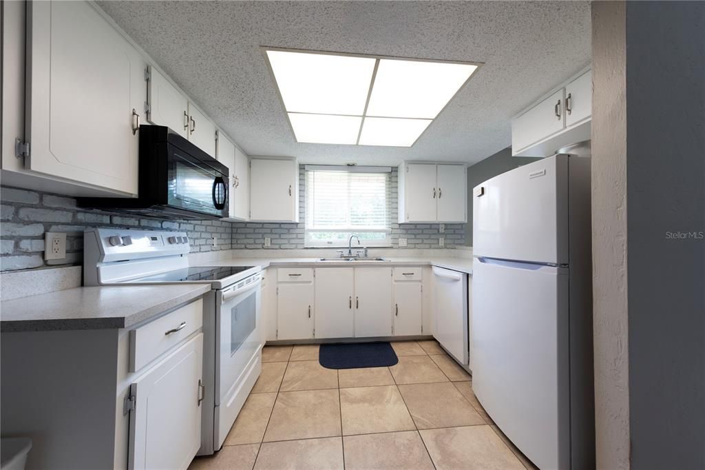 For Sale: $215,000 (2 beds, 2 baths, 1053 Square Feet)