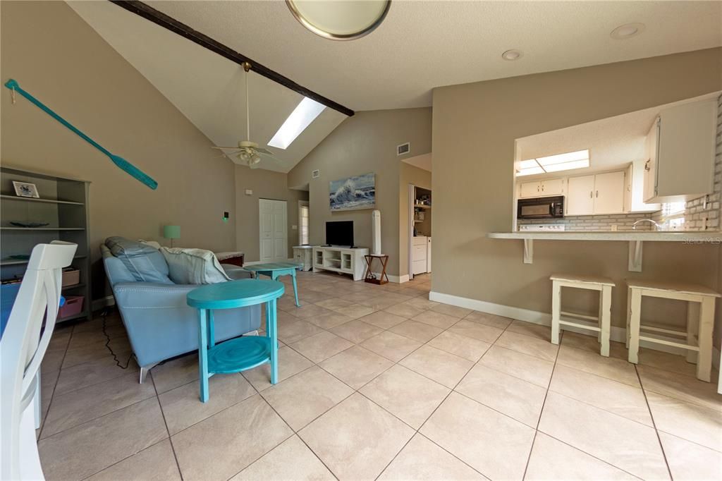 For Sale: $215,000 (2 beds, 2 baths, 1053 Square Feet)