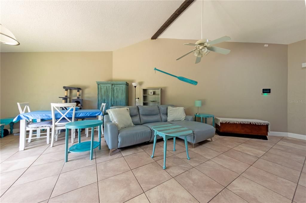 For Sale: $215,000 (2 beds, 2 baths, 1053 Square Feet)