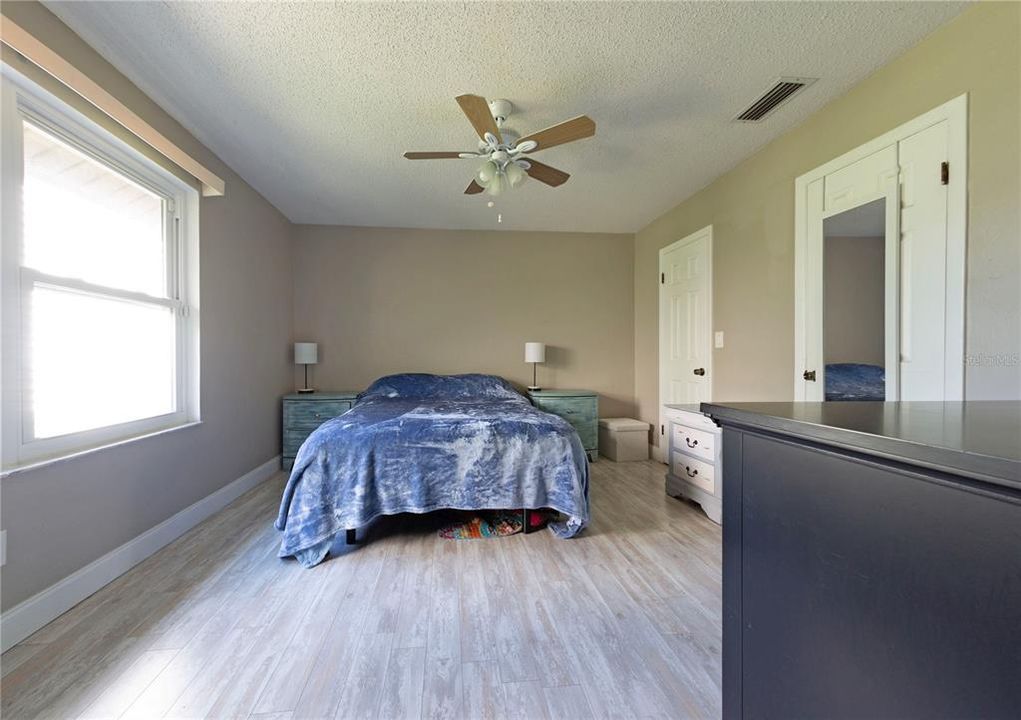 For Sale: $215,000 (2 beds, 2 baths, 1053 Square Feet)