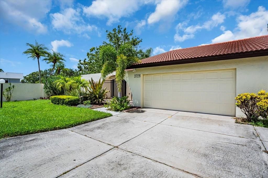 Active With Contract: $1,950 (2 beds, 2 baths, 1498 Square Feet)