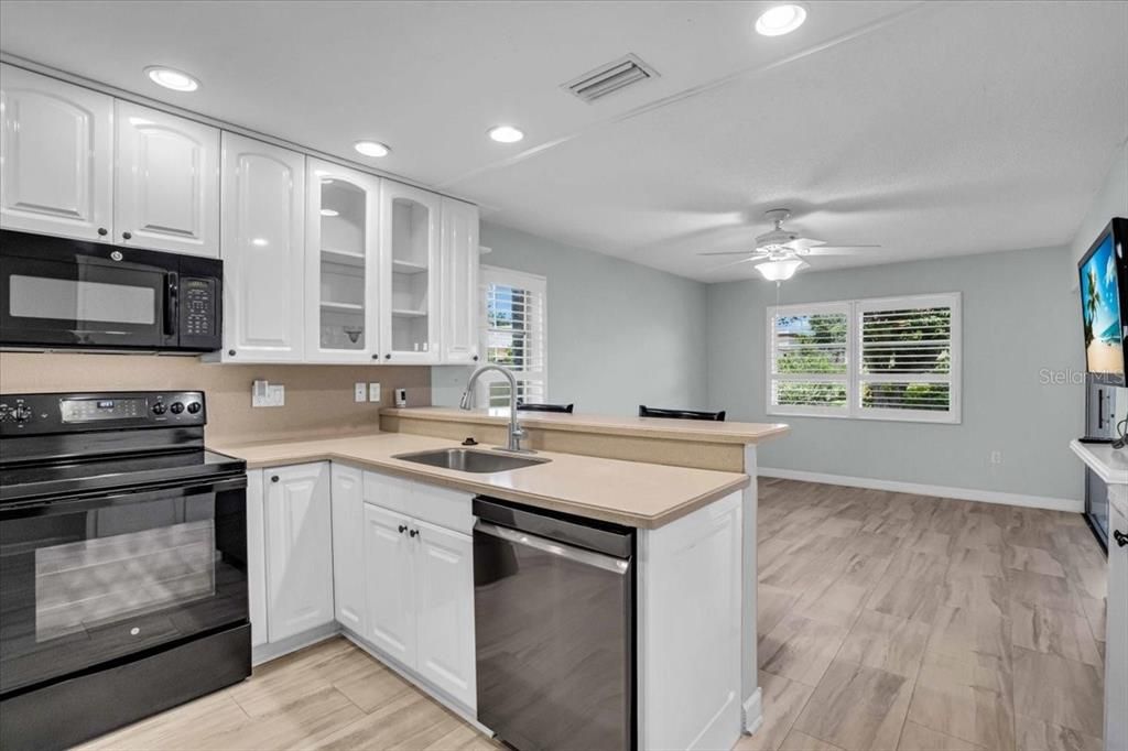 Active With Contract: $1,950 (2 beds, 2 baths, 1498 Square Feet)