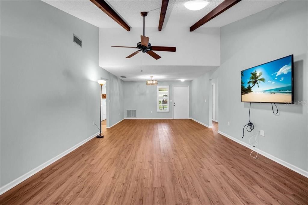 Active With Contract: $1,950 (2 beds, 2 baths, 1498 Square Feet)