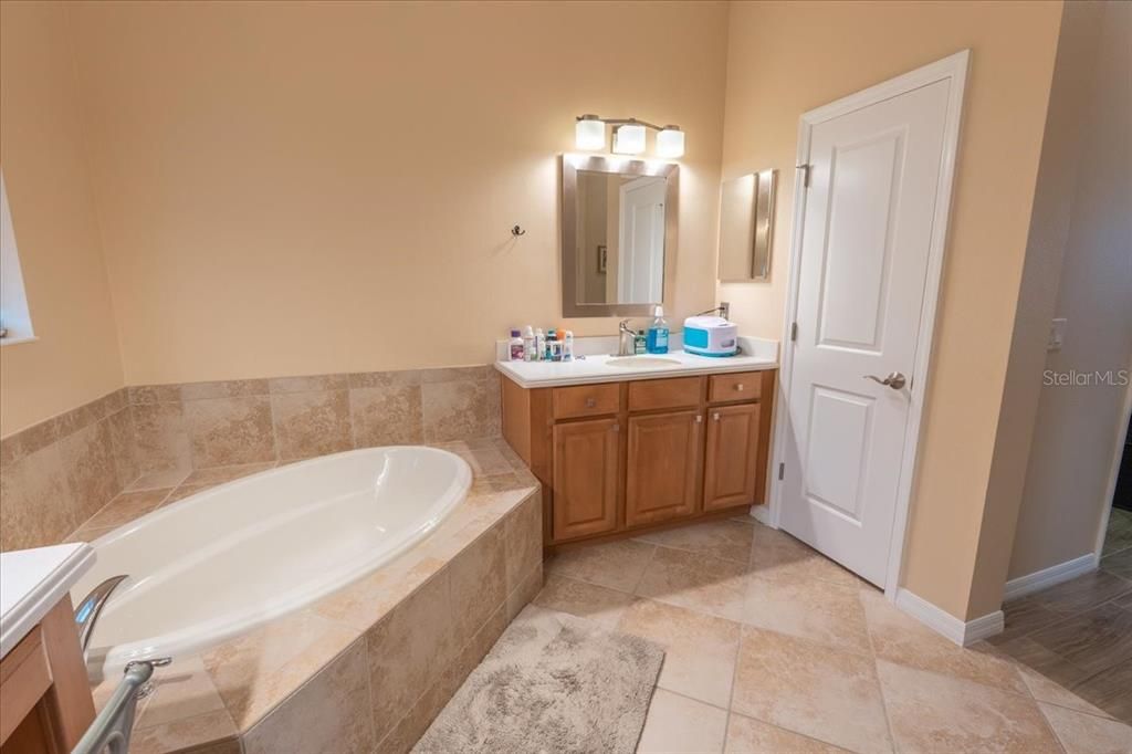 合同活跃: $540,000 (3 贝兹, 2 浴室, 2514 平方英尺)