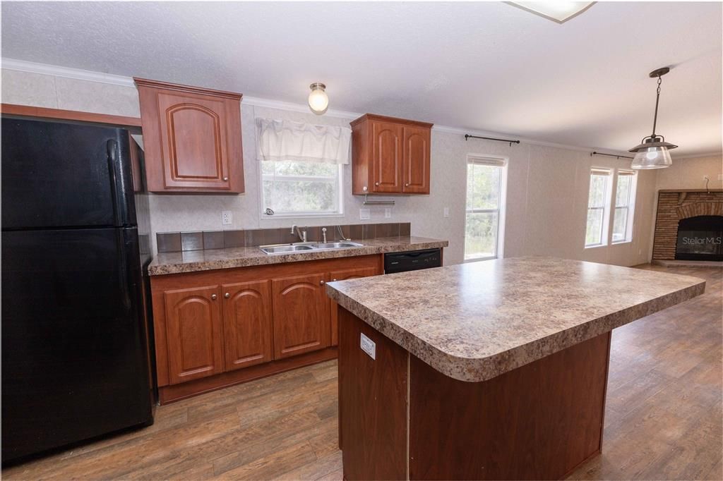 Active With Contract: $208,000 (3 beds, 2 baths, 1680 Square Feet)