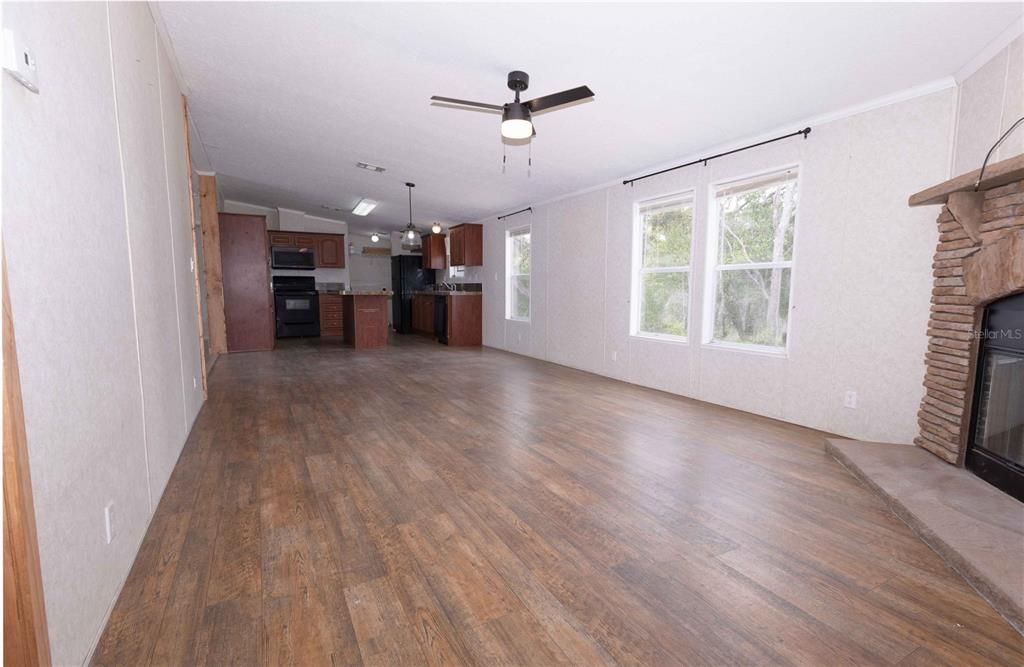 Active With Contract: $208,000 (3 beds, 2 baths, 1680 Square Feet)