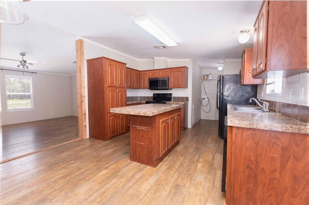 Active With Contract: $208,000 (3 beds, 2 baths, 1680 Square Feet)