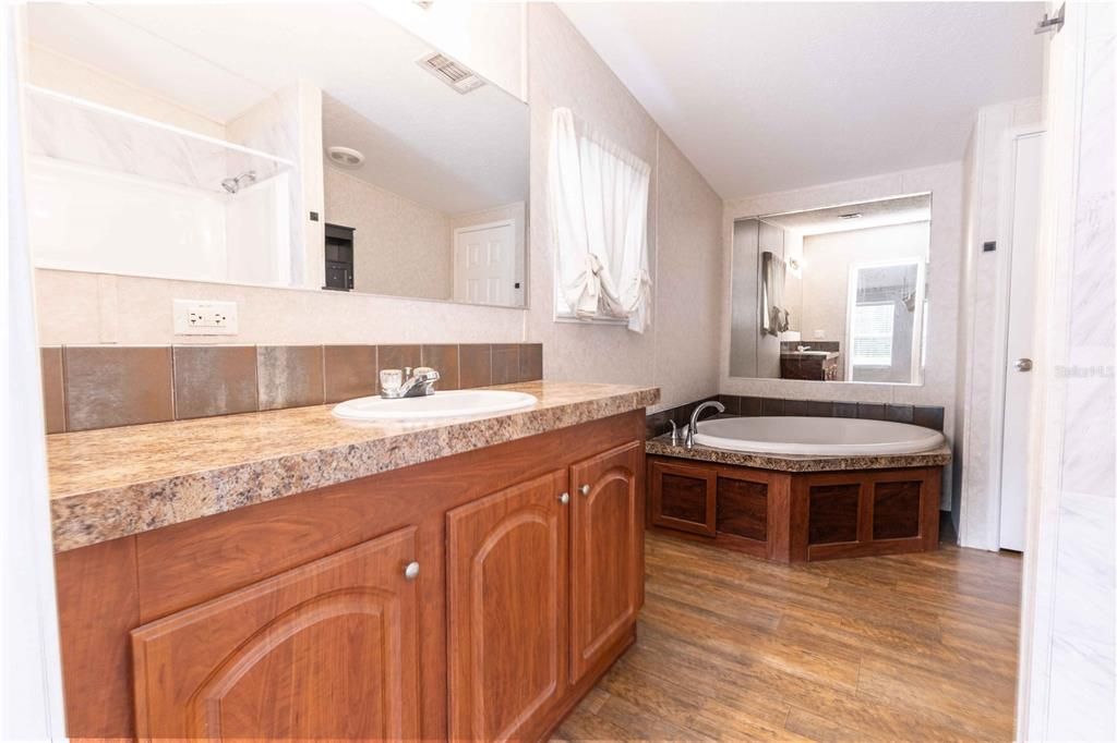 Active With Contract: $208,000 (3 beds, 2 baths, 1680 Square Feet)