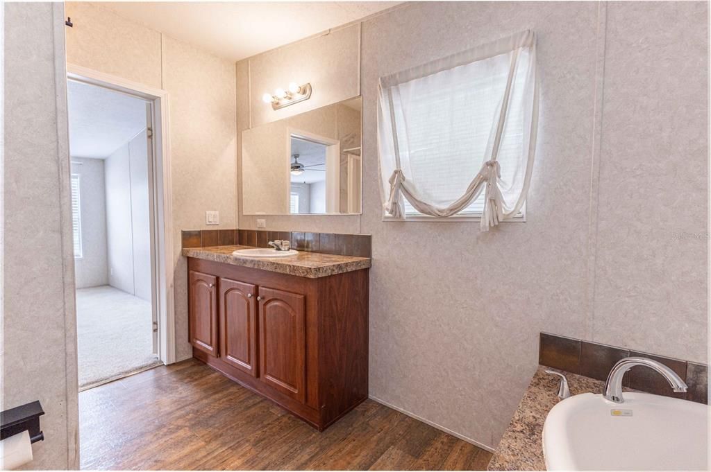 Active With Contract: $208,000 (3 beds, 2 baths, 1680 Square Feet)