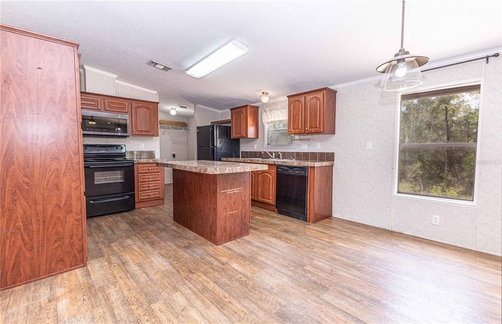 Active With Contract: $208,000 (3 beds, 2 baths, 1680 Square Feet)