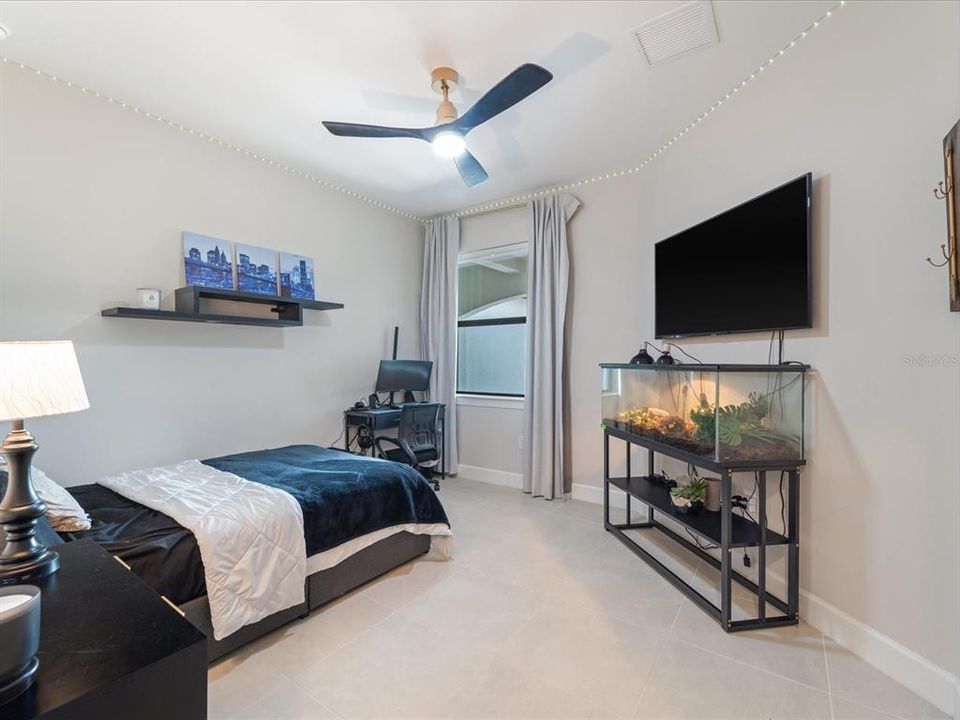 Activo con contrato: $399,999 (2 camas, 2 baños, 1442 Pies cuadrados)