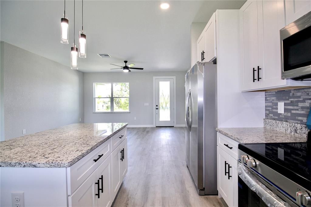 En Venta: $366,900 (3 camas, 3 baños, 1723 Pies cuadrados)