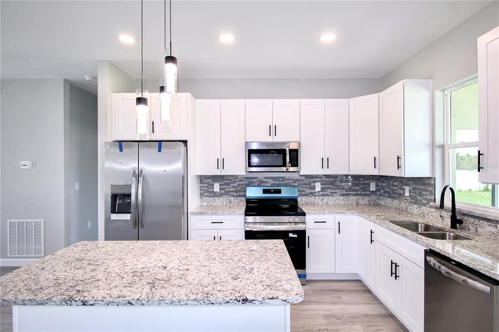 En Venta: $366,900 (3 camas, 3 baños, 1723 Pies cuadrados)