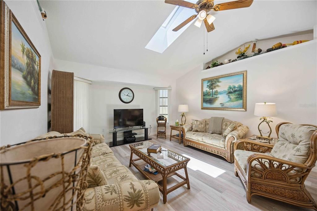 В аренду: $4,000 (3 спален, 2 ванн, 2108 Квадратных фут)