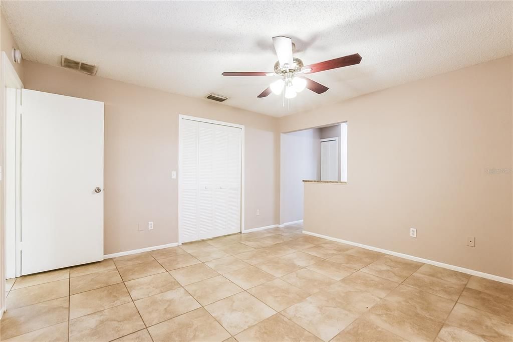 合同活跃: $349,000 (3 贝兹, 2 浴室, 1338 平方英尺)