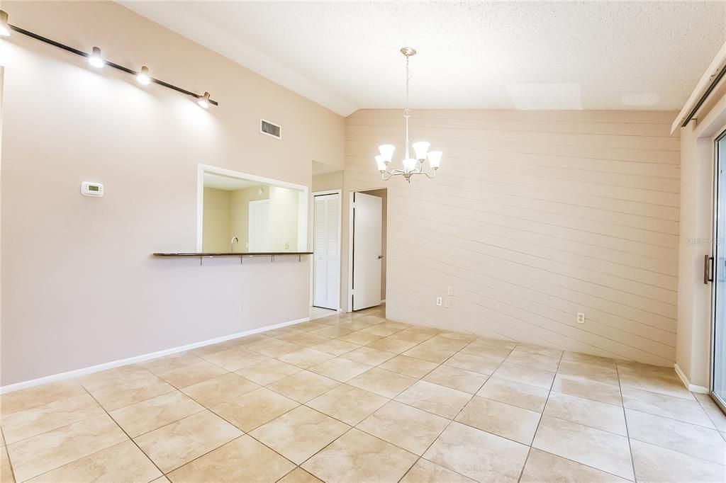 合同活跃: $349,000 (3 贝兹, 2 浴室, 1338 平方英尺)