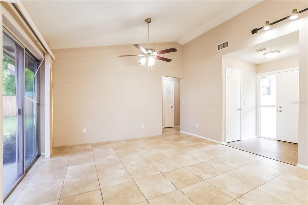 合同活跃: $349,000 (3 贝兹, 2 浴室, 1338 平方英尺)