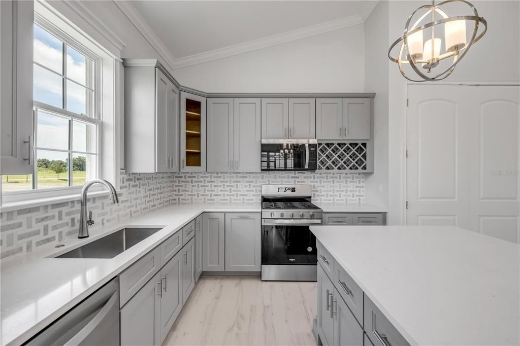 Под контрактом: $475,000 (3 спален, 2 ванн, 1900 Квадратных фут)