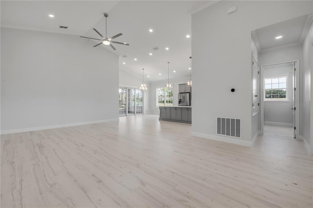 Под контрактом: $475,000 (3 спален, 2 ванн, 1900 Квадратных фут)