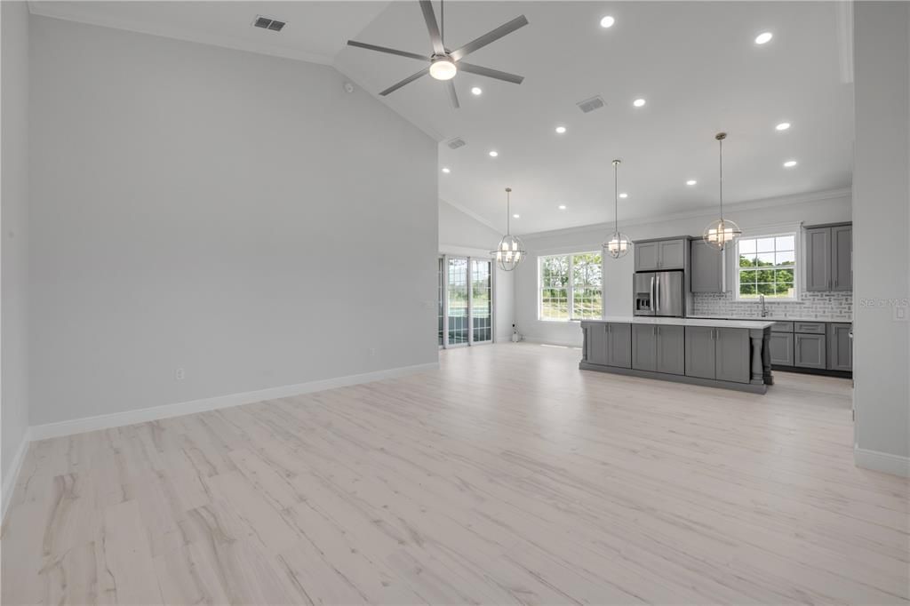 Под контрактом: $475,000 (3 спален, 2 ванн, 1900 Квадратных фут)